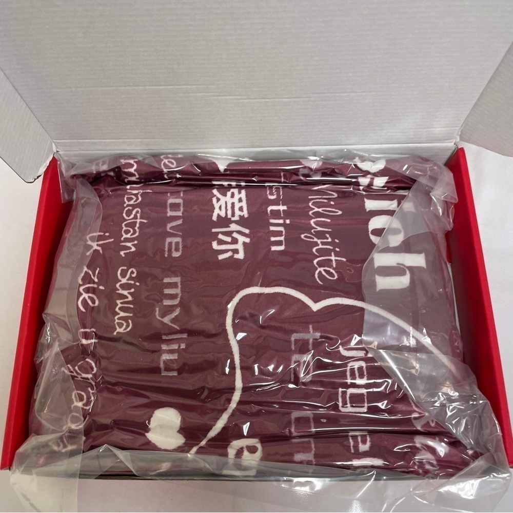 VIVWELL love blanket NWT
